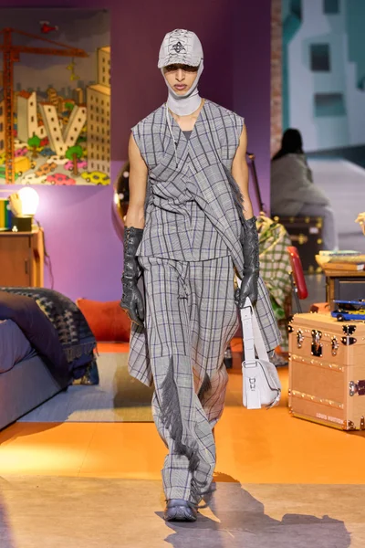 Look 25